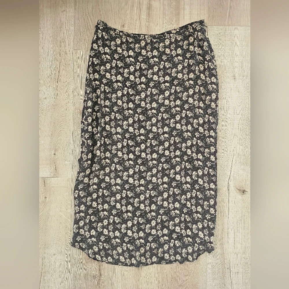 🌸 Vintage Field Manor 100% Silk Floral Midi Skirt – Size 16